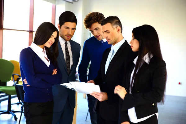 Groupe d'un homme d'affaires dans le bureau — Photo