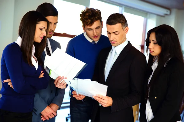 Groupe d'un homme d'affaires dans le bureau — Photo