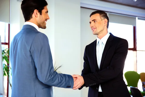 Groupe d'un homme d'affaires dans le bureau — Photo