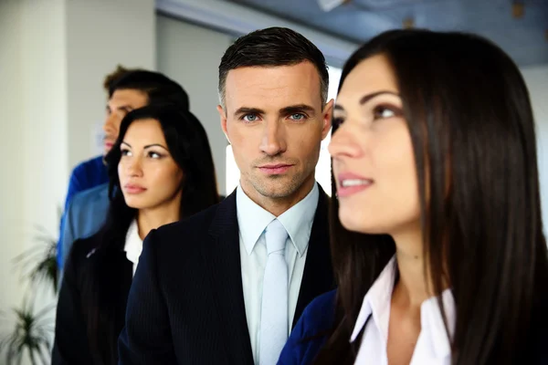 Grupp av affärsmän på kontoret — Stockfoto