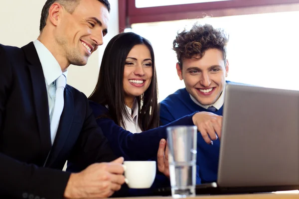 Gruppo di imprenditori in carica — Foto Stock