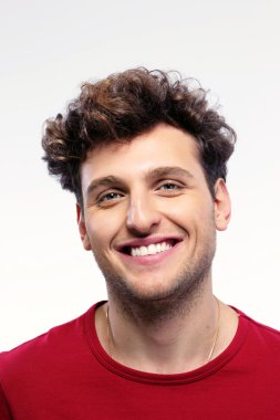 İzole kıvırcık saçlı yakışıklı adam
