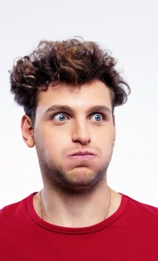 İzole kıvırcık saçlı yakışıklı adam