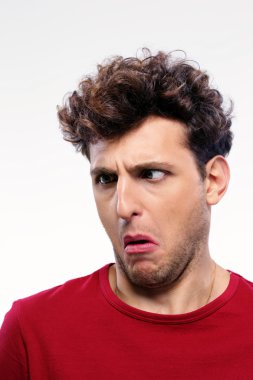 İzole kıvırcık saçlı yakışıklı adam