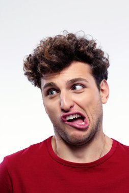 İzole kıvırcık saçlı yakışıklı adam