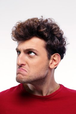 İzole kıvırcık saçlı yakışıklı adam
