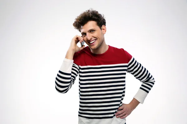 Beau homme aux cheveux bouclés isolé — Photo