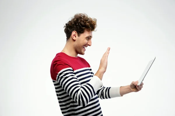 Schöner Mann mit lockigem Haar isoliert — Stockfoto