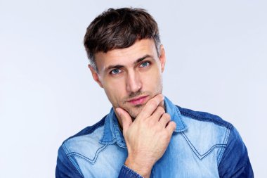 İzole yakışıklı bir adam portresi