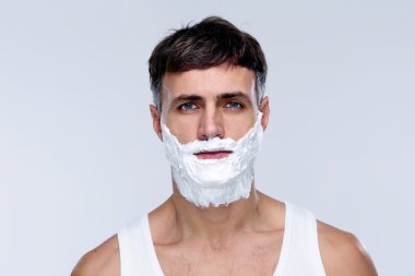 İzole yakışıklı bir adam portresi