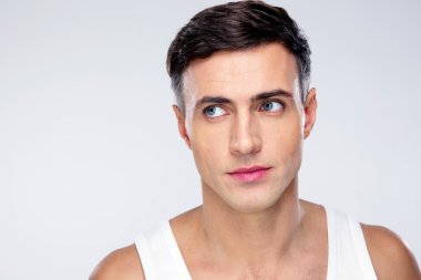 İzole yakışıklı bir adam portresi