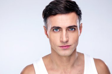 İzole yakışıklı bir adam portresi