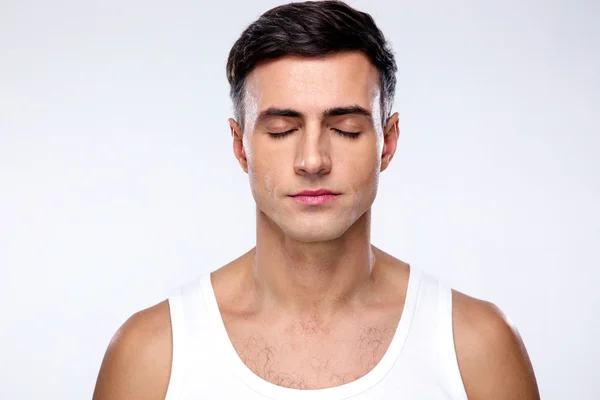 мужчина с закрытыми глазами. парни закройте глаза. мужское лицо с закрытыми глазами. лицо парня в темноте. мужское лицо.