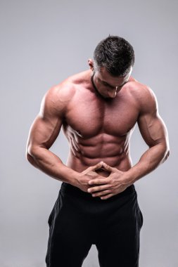 yakışıklı kaslı adam izole