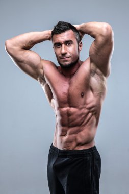 yakışıklı kaslı adam izole