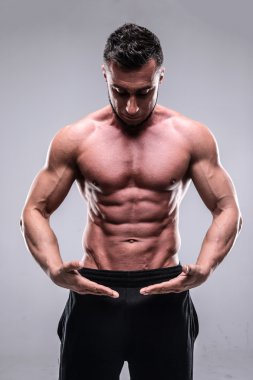 yakışıklı kaslı adam izole
