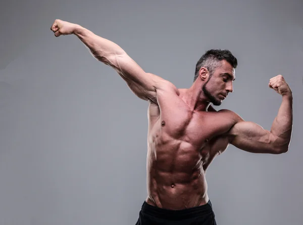 Przystojny mięśni mężczyzna na białym tle — Zdjęcie stockowe