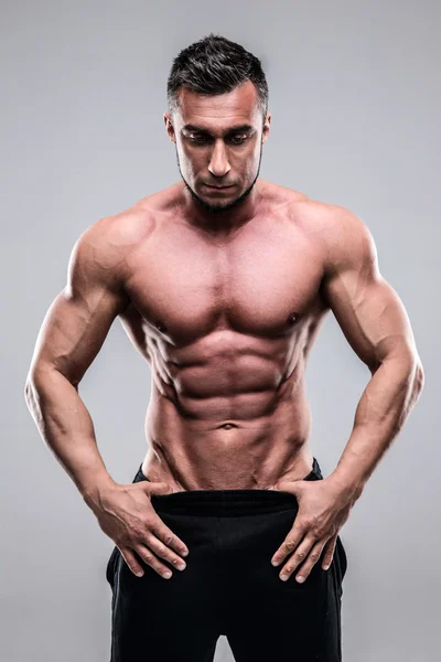 Bel homme musclé isolé — Photo