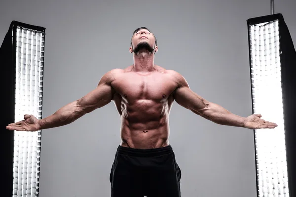Schöner muskulöser Mann isoliert — Stockfoto