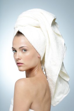 Mavi bir arka plan üzerinde izole bir güzellik kadın portresi