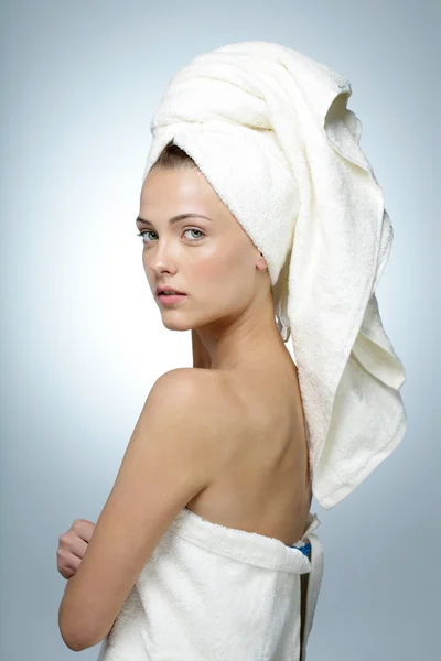 Portrait of a beauty woman isolated on a blue background — Stock Photo, Image