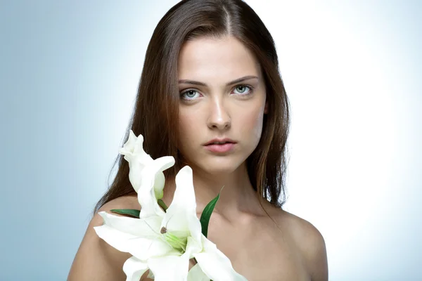 Retrato de uma mulher de beleza isolada em um fundo azul — Fotografia de Stock