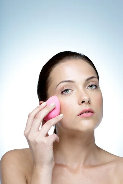 Portrait of a beauty woman isolated on a blue background — Stock Photo, Image