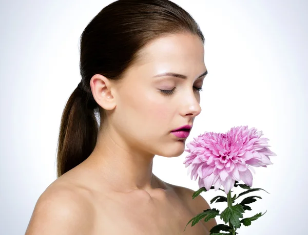 Portrait de beauté de femme séduisante à la peau fraîche — Photo