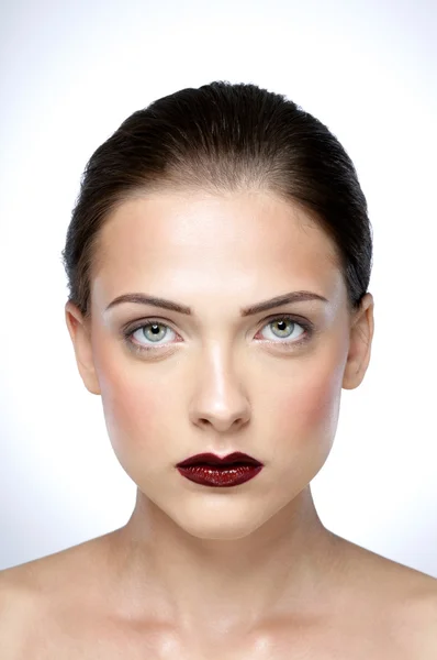 Retrato de belleza de mujer atractiva con piel fresca — Foto de Stock