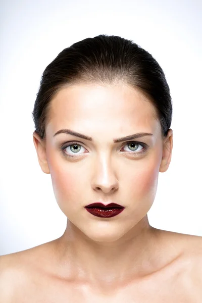 Schoonheid portret van aantrekkelijke vrouw met frisse huid — Stockfoto