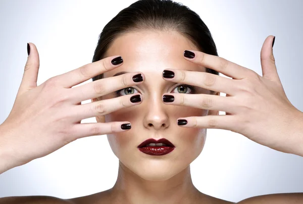 Retrato de belleza de mujer atractiva con piel fresca — Foto de Stock