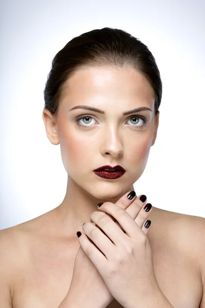 Retrato de belleza de mujer atractiva con piel fresca — Foto de Stock