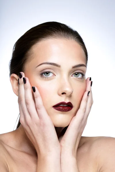 Retrato de beleza de mulher atraente com pele fresca — Fotografia de Stock