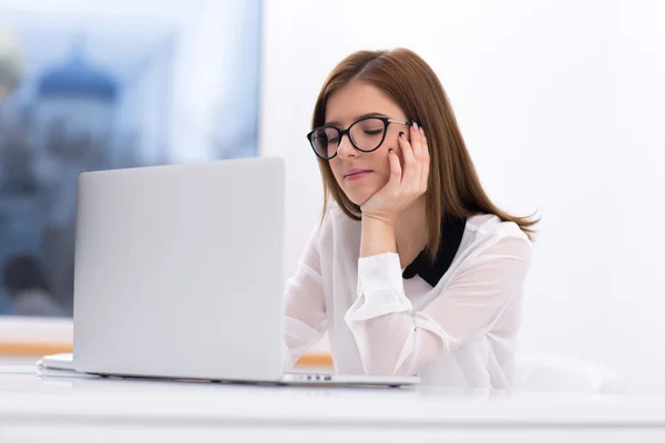 Retrato de una mujer hermosa — Foto de Stock