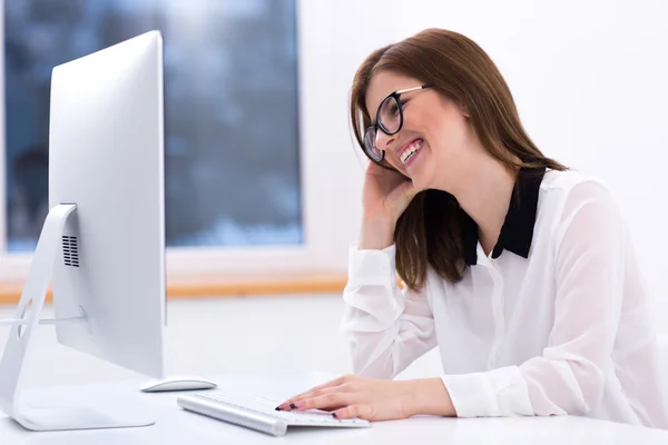 Retrato de una mujer hermosa — Foto de Stock