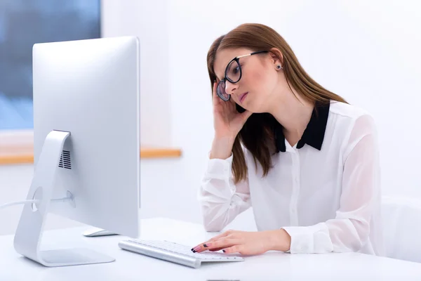 Portrait of a beautiful woman — Stock Photo, Image