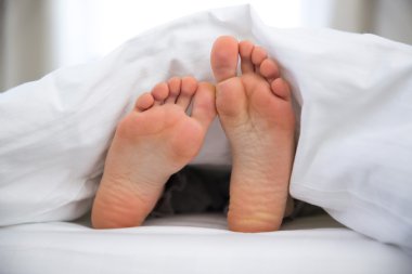 Güzel genç kadın yalnız.