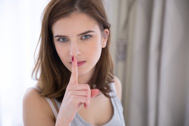 Güzel genç kadın yalnız.