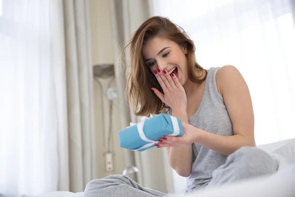 Aantrekkelijke jonge vrouw — Stockfoto