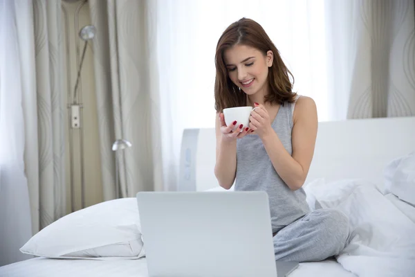 Aantrekkelijke jonge vrouw — Stockfoto