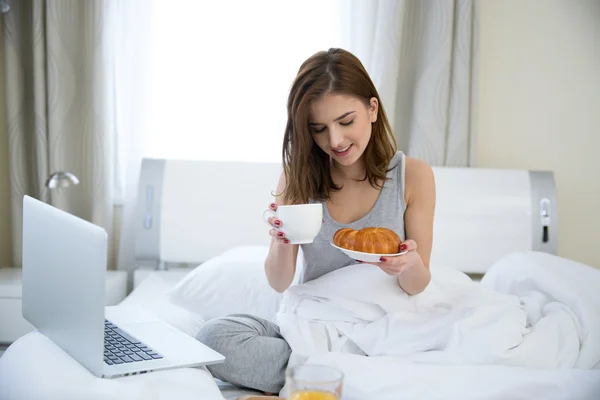 Aantrekkelijke jonge vrouw — Stockfoto