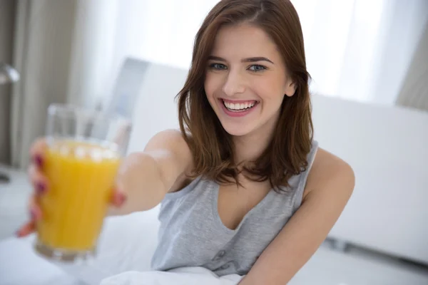 Atractiva joven mujer —  Fotos de Stock