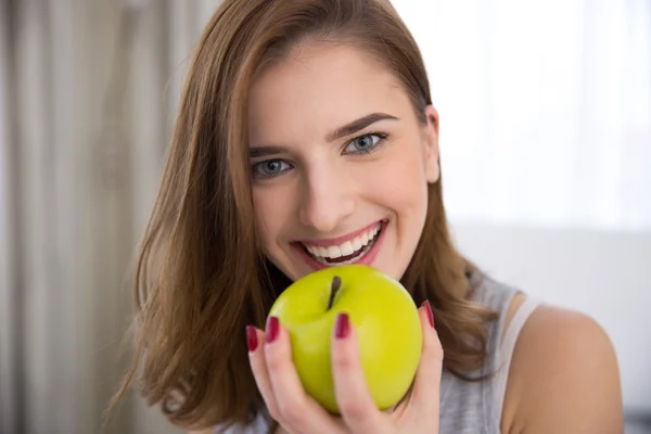 Schöne junge Frau isoliert — Stockfoto