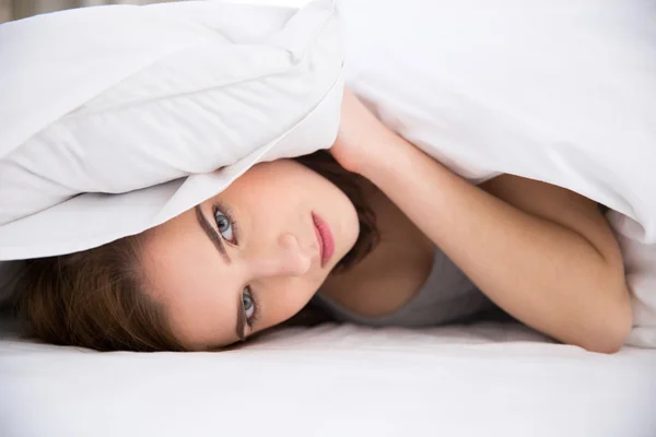 Bela jovem mulher isolado — Fotografia de Stock