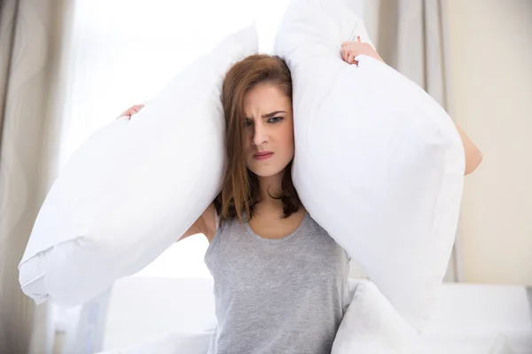 Bella giovane donna isolata — Foto Stock