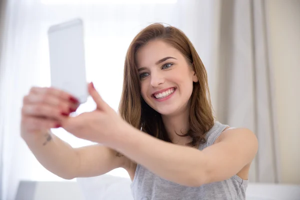 Mooie jonge vrouw geïsoleerd — Stockfoto