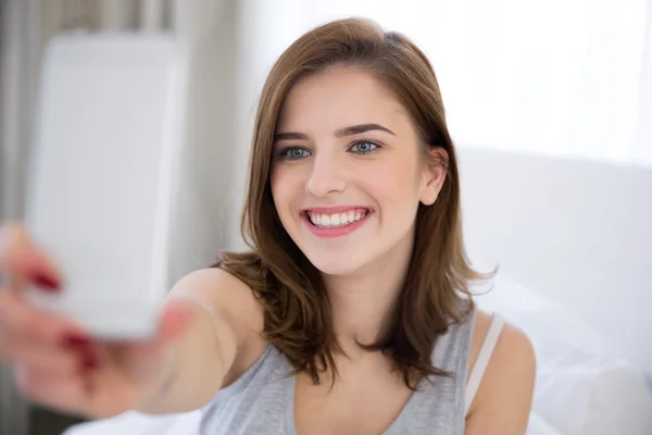 Schöne junge Frau isoliert — Stockfoto