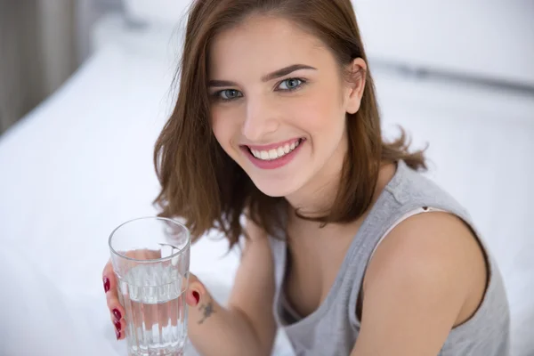 Mooie jonge vrouw geïsoleerd — Stockfoto