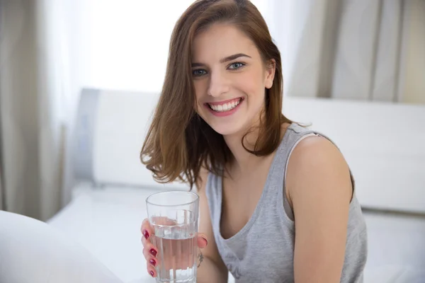 Mooie jonge vrouw geïsoleerd — Stockfoto