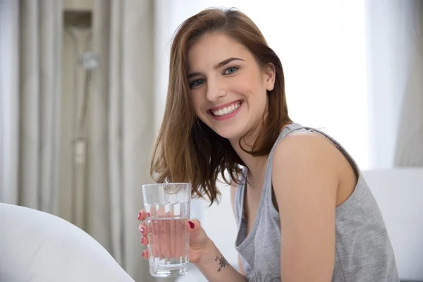 Mooie jonge vrouw geïsoleerd — Stockfoto